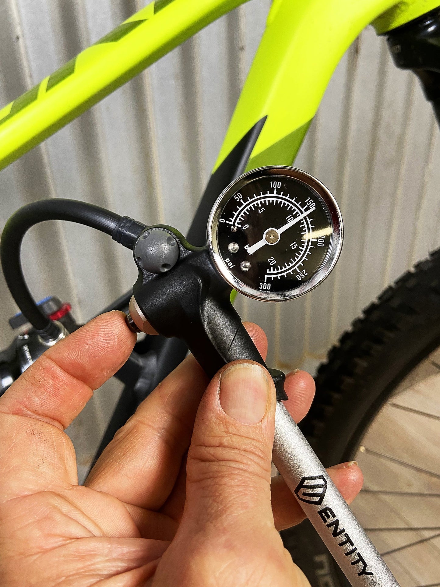 Entity SP15 Shock Pump with Gauge